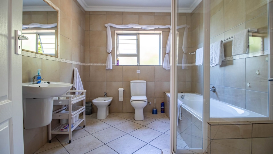 5 Bedroom Property for Sale in Mountainside Western Cape